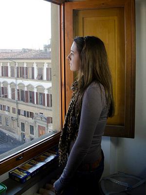学生望着窗外佛罗伦萨的照片
